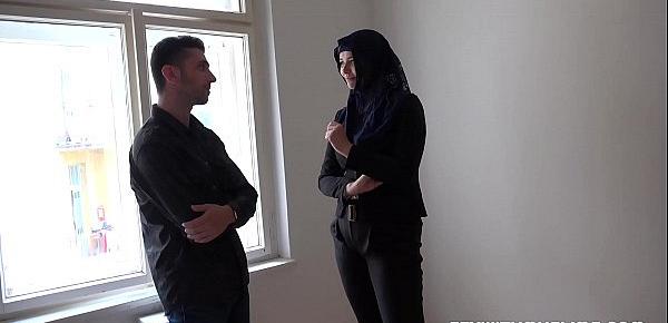  Rich muslim lady Nikky Dream wants to buy apartments in Prague